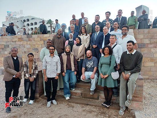 صورة-جماعية-مع-وزيرة-الثقافة-فى-ختام-السمبوزيوم- صورة-جماعية-مع-وزيرة-الثقافة-فى-ختام-السمبوزيوم-