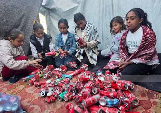 علب المشروبات الغازية تتحول الى زينة رمضان