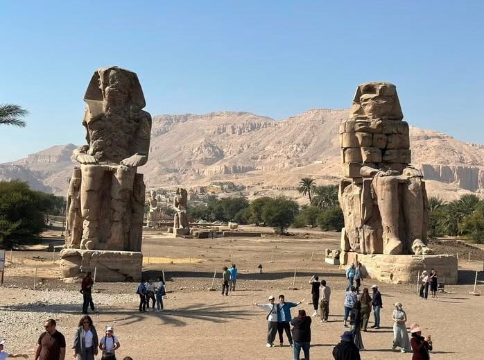 الزيارات السياحية والإقبال مستمرة من دول أوروبا وآسيا والأمريكتين بتمثالى ممنون