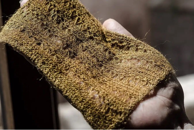 العلماء يعيدون نسيجًا ذهبيًا أسطوريًا مفقودًا منذ 2000 عام