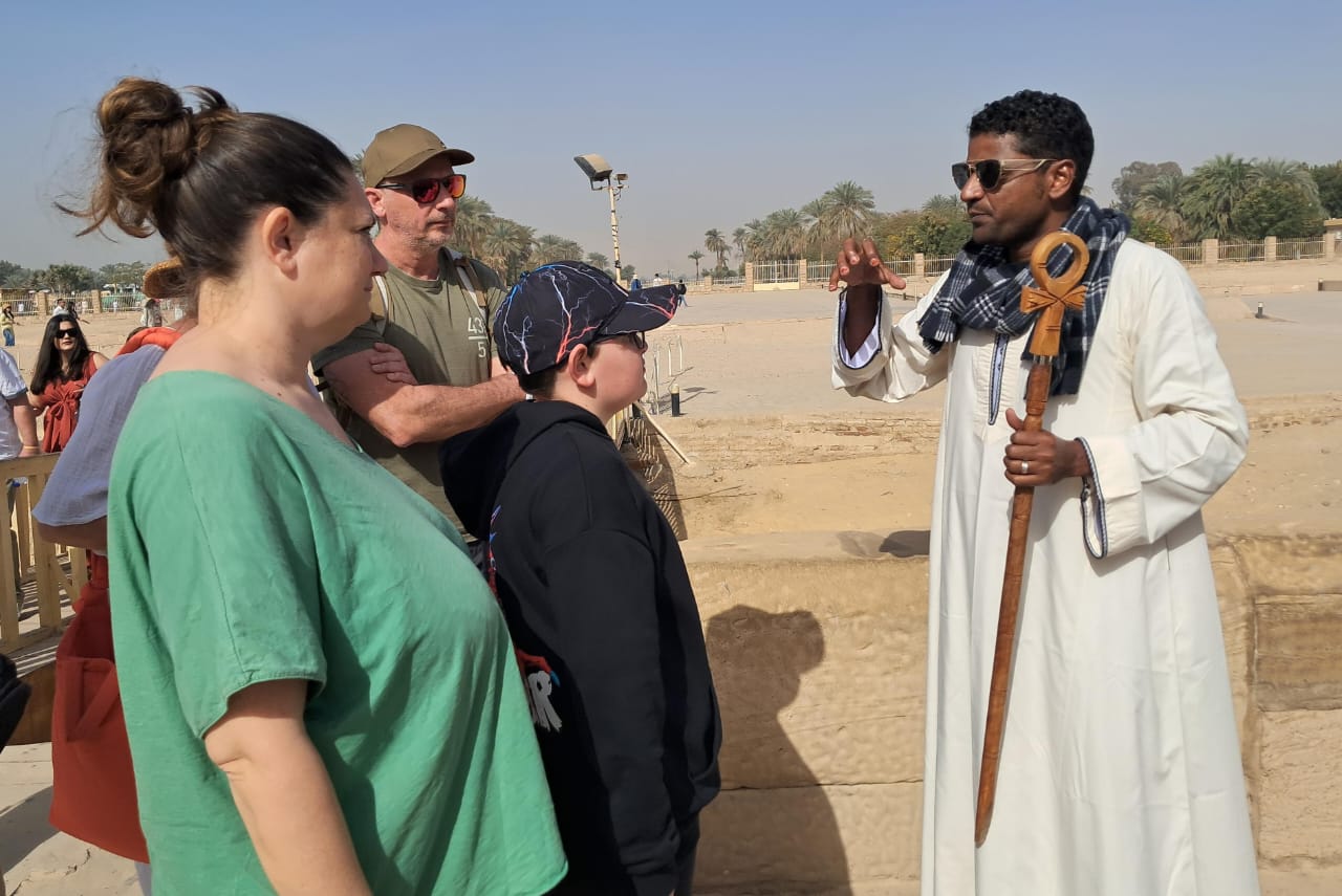 مرشد سياحى يرافق الوفد الفرنسي ويقدمون التهنئة للمصريين بقدوم شهر رمضان