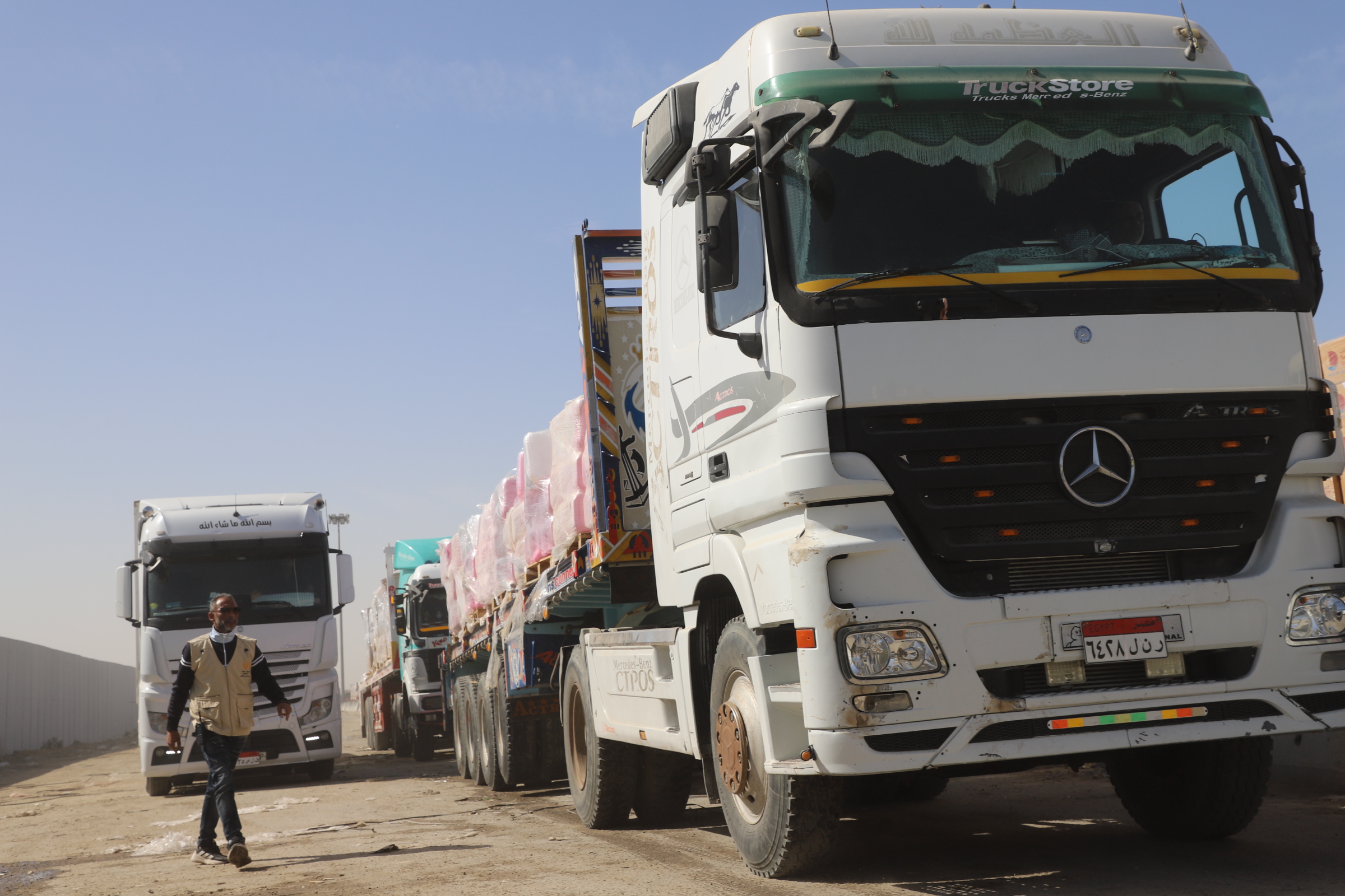 تتوالي دخول الشاحنات 