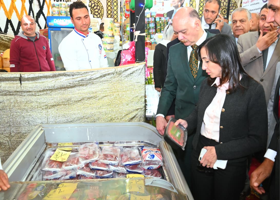 طرح كميات كبيرة من السلع داخل المعارض