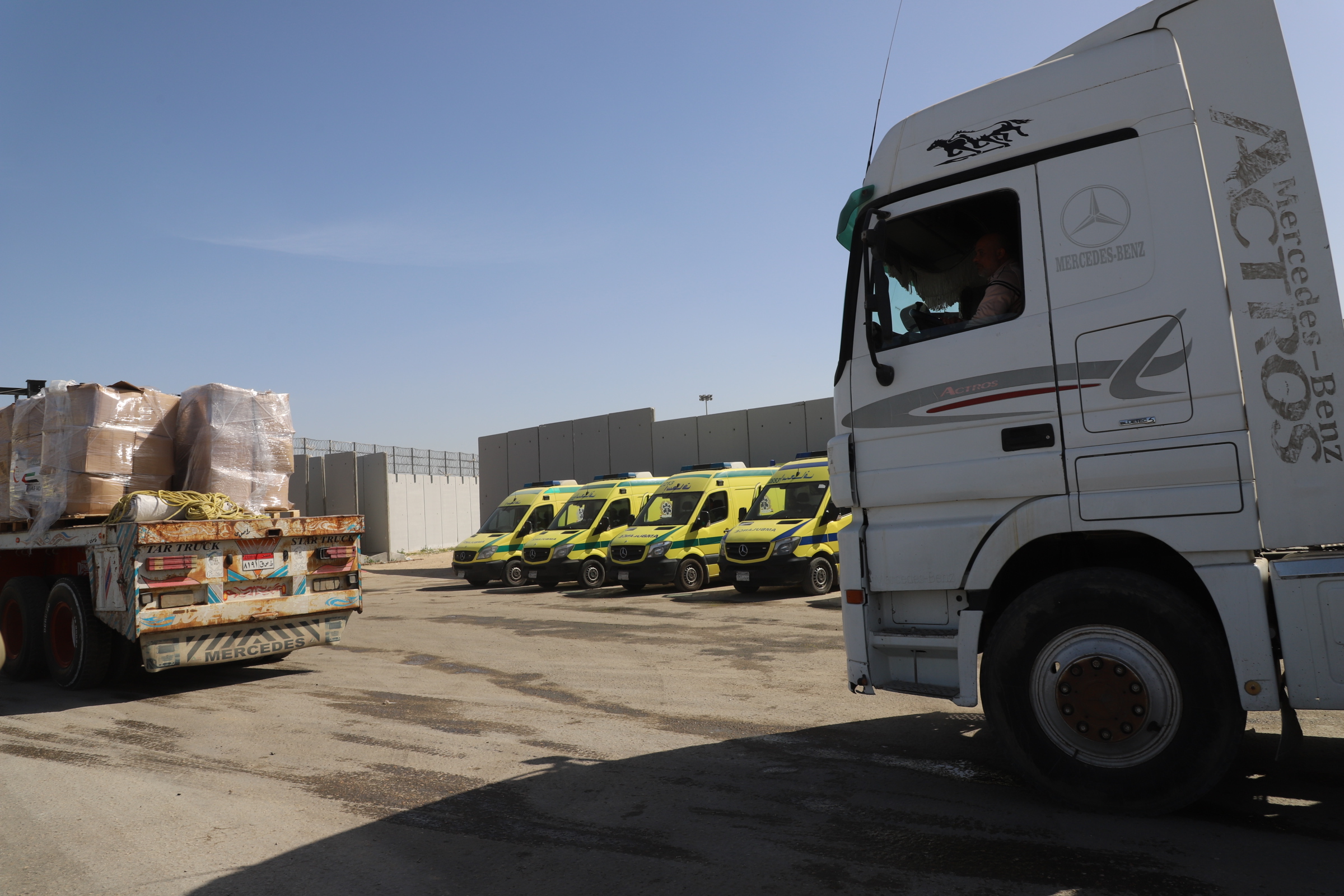 دخول شاحنات عبر معبر رفح باتجاه كرم ابو سالم