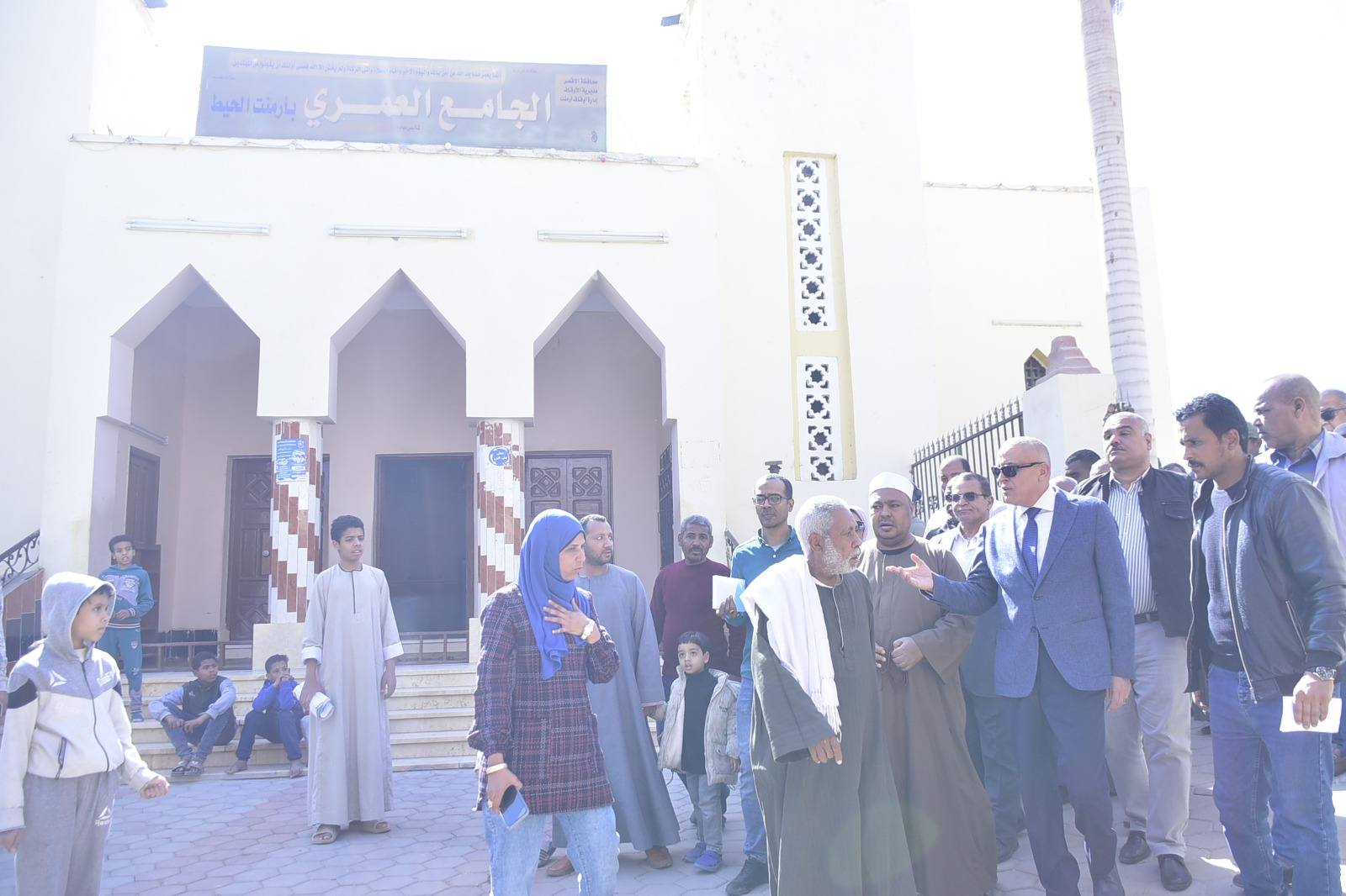 تفقد أعمال تركيب بلاط الانترلوك التي تجري بمنطقة الجامع العمري