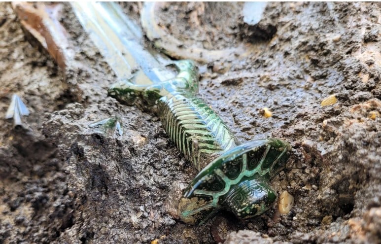 سيف من العصر البرونزى