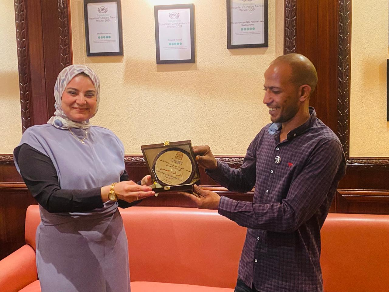 وكيلة وزارة السياحة تكرم شاب أقصرى ساعد أجانب