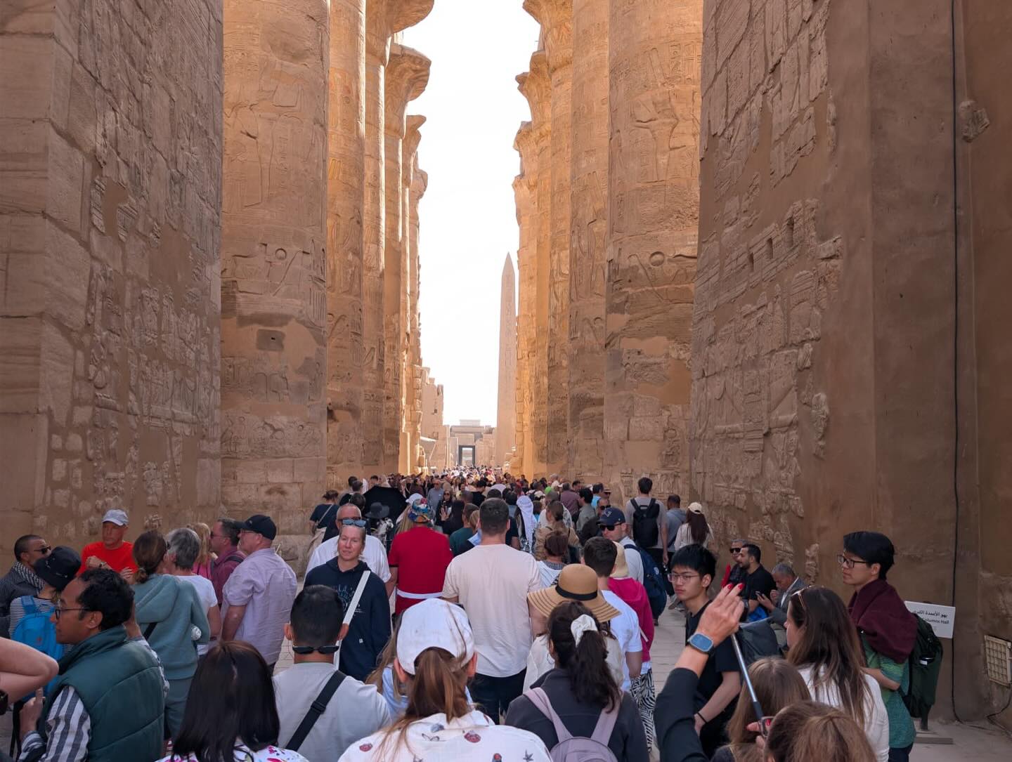 بهجة سياح العالم فى قلب صالة الأعمدة الكبرى بالكرنك