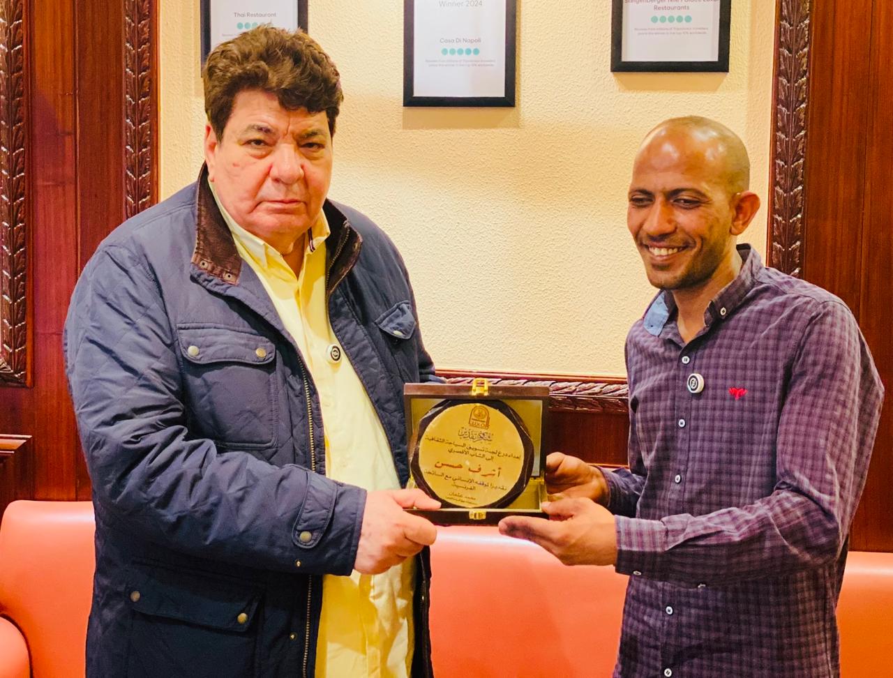 رئيس لجنة تسويق السياحة الثقافية بالأقصر يكرم شاب مراكبي أقصرى