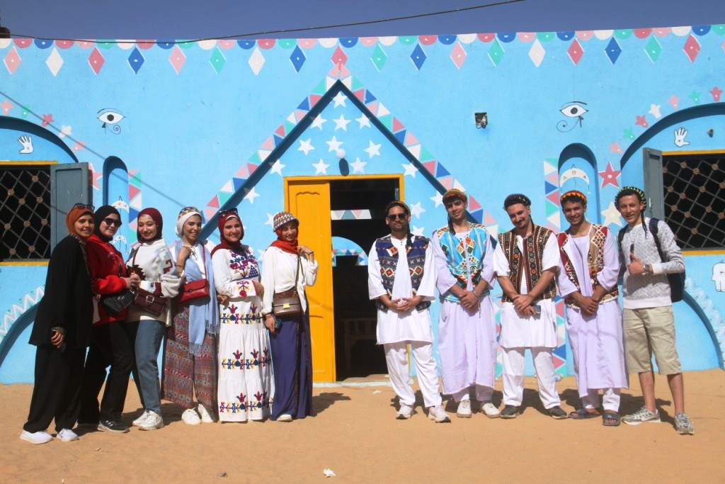 الزوار أمام البيوت