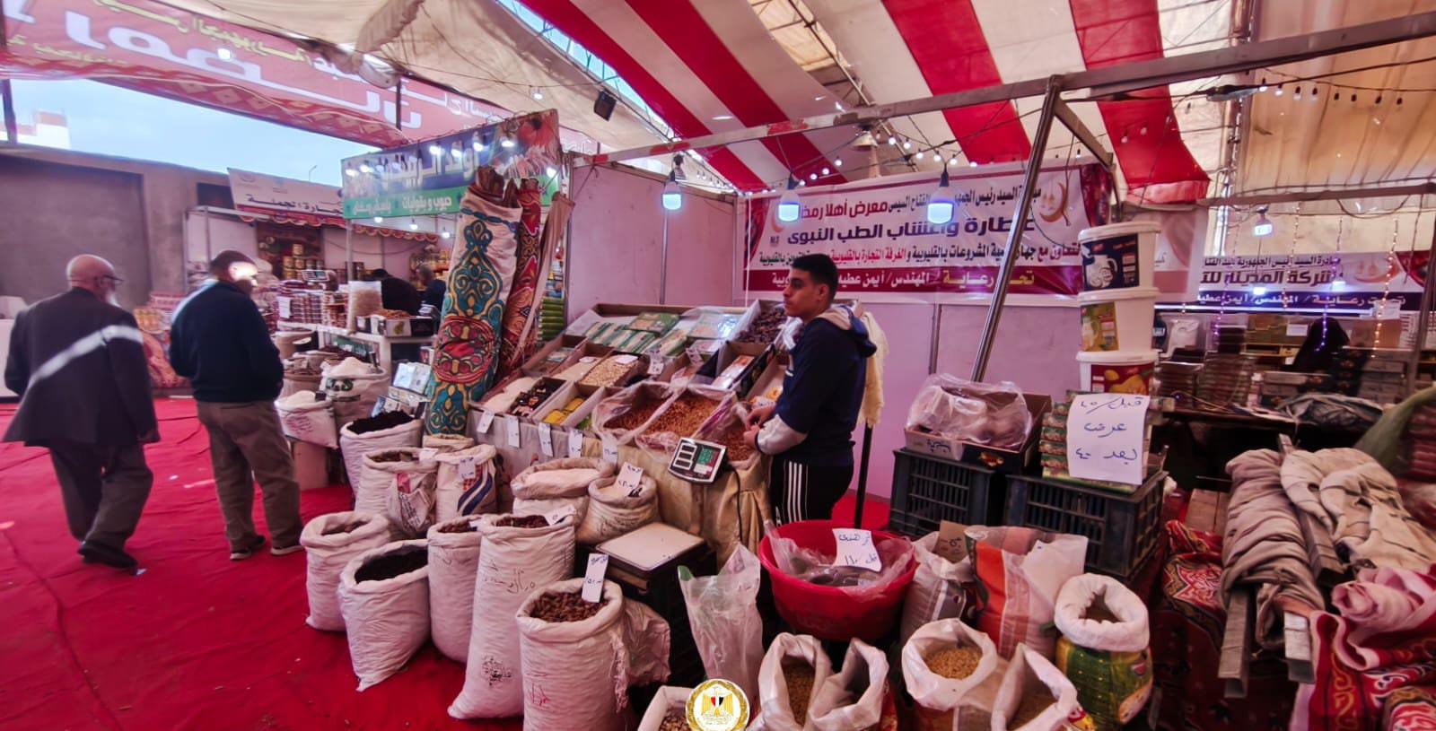 إقبال كبير على معارض أهلا رمضان في القليوبية (9)