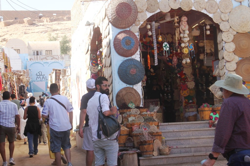 السوق السياحى بالقرية