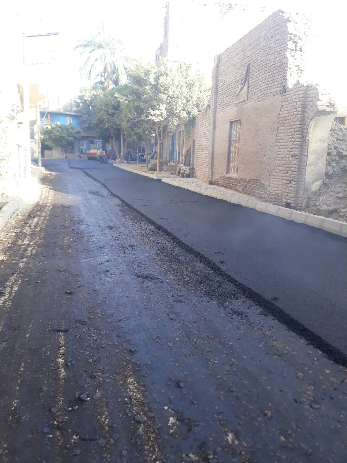 عمليات الرصف تتم لتحسين مستوى البنية التحتية وتطوير الطرق والشوارع