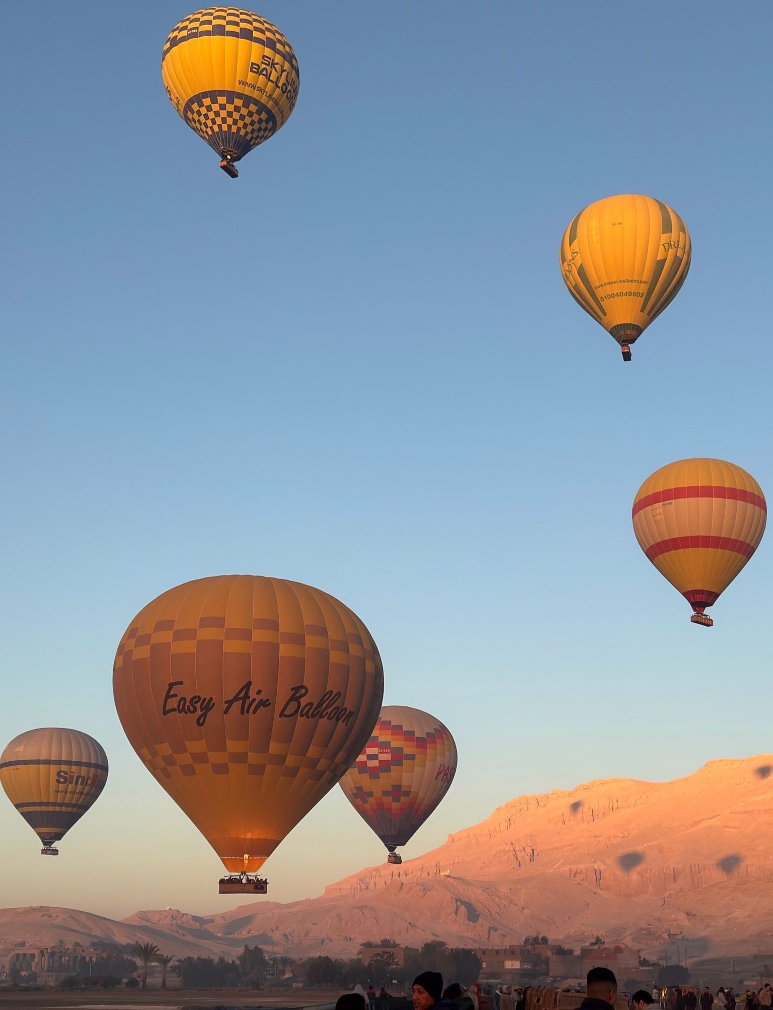 البالون الطائر يقدم المتعة لـ1800 سائح من حول العالم