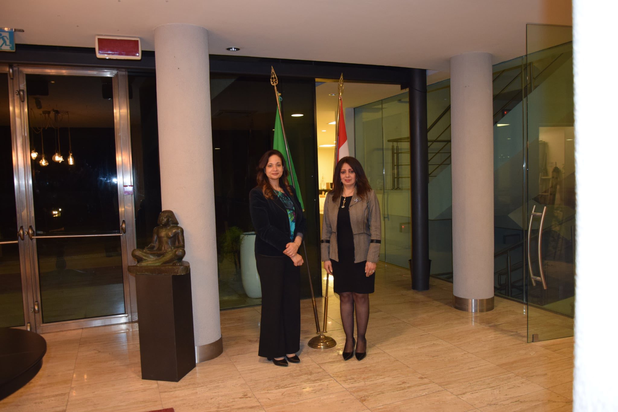 الدكتورة رشا صالح والدكتورة رانيا يحيى داخل الأكاديمية المصرية للفنون بروما