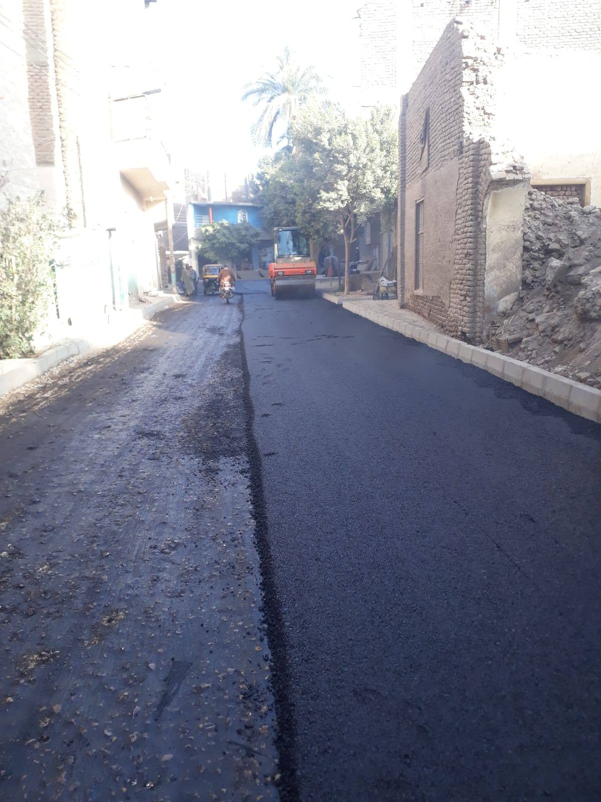 مدينة أرمنت تجرى عمليات رصف الطرق بكوبرى الشهيد في أرمنت الحيط