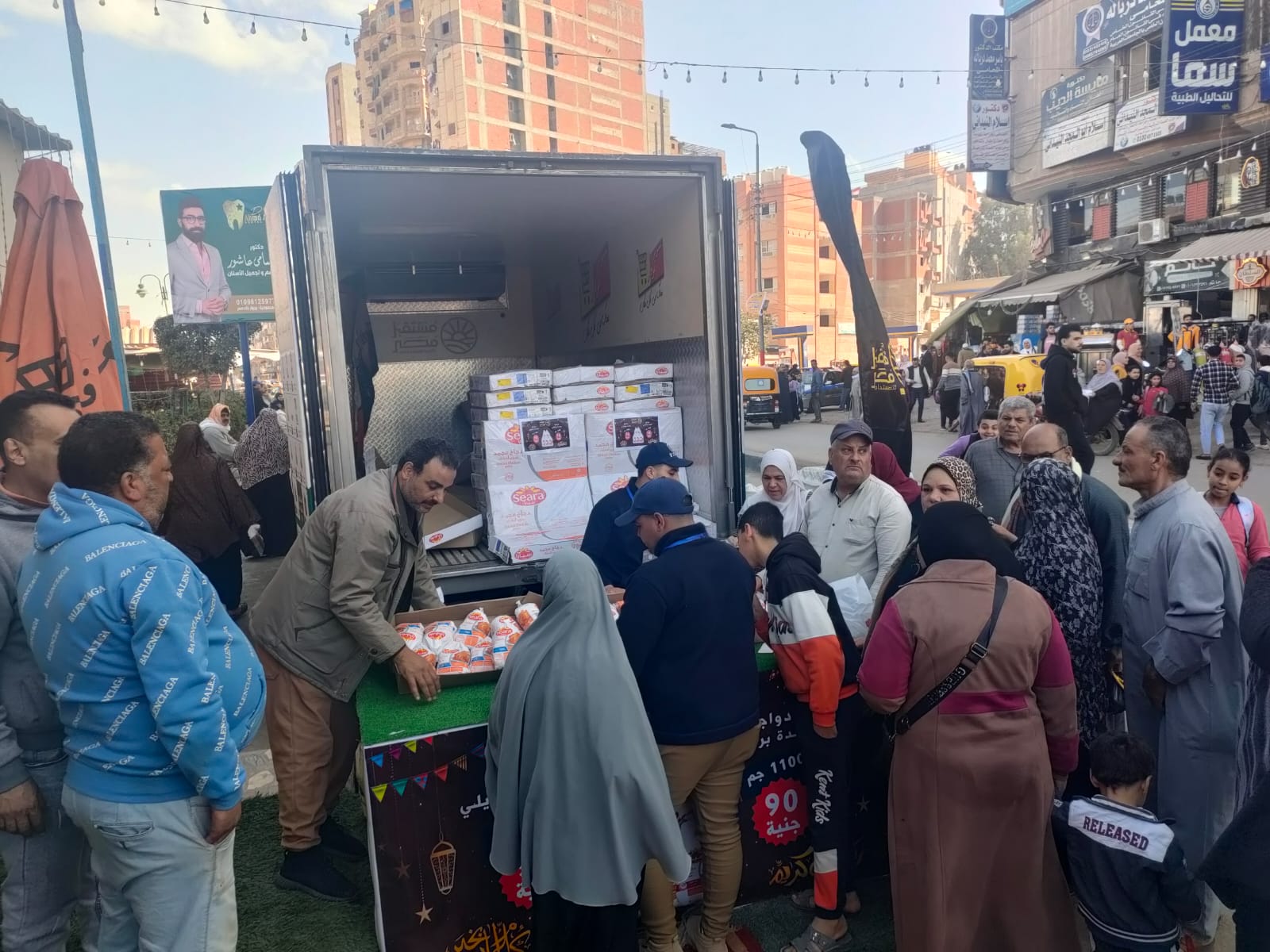 سيارات متنقله لبيع السلع الغذائية