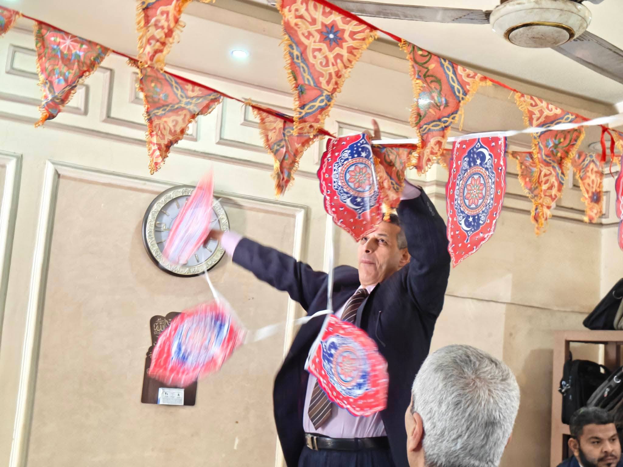 يقوم بتعليق زينة رمضان