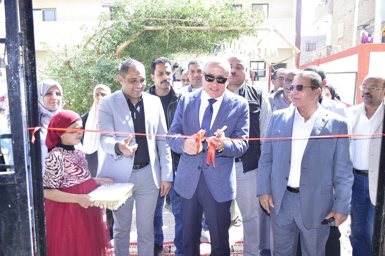 محافظ الأقصر يفتتح معرض وحدة السكان بمركز شباب أولاد الشيخ بأرمنت