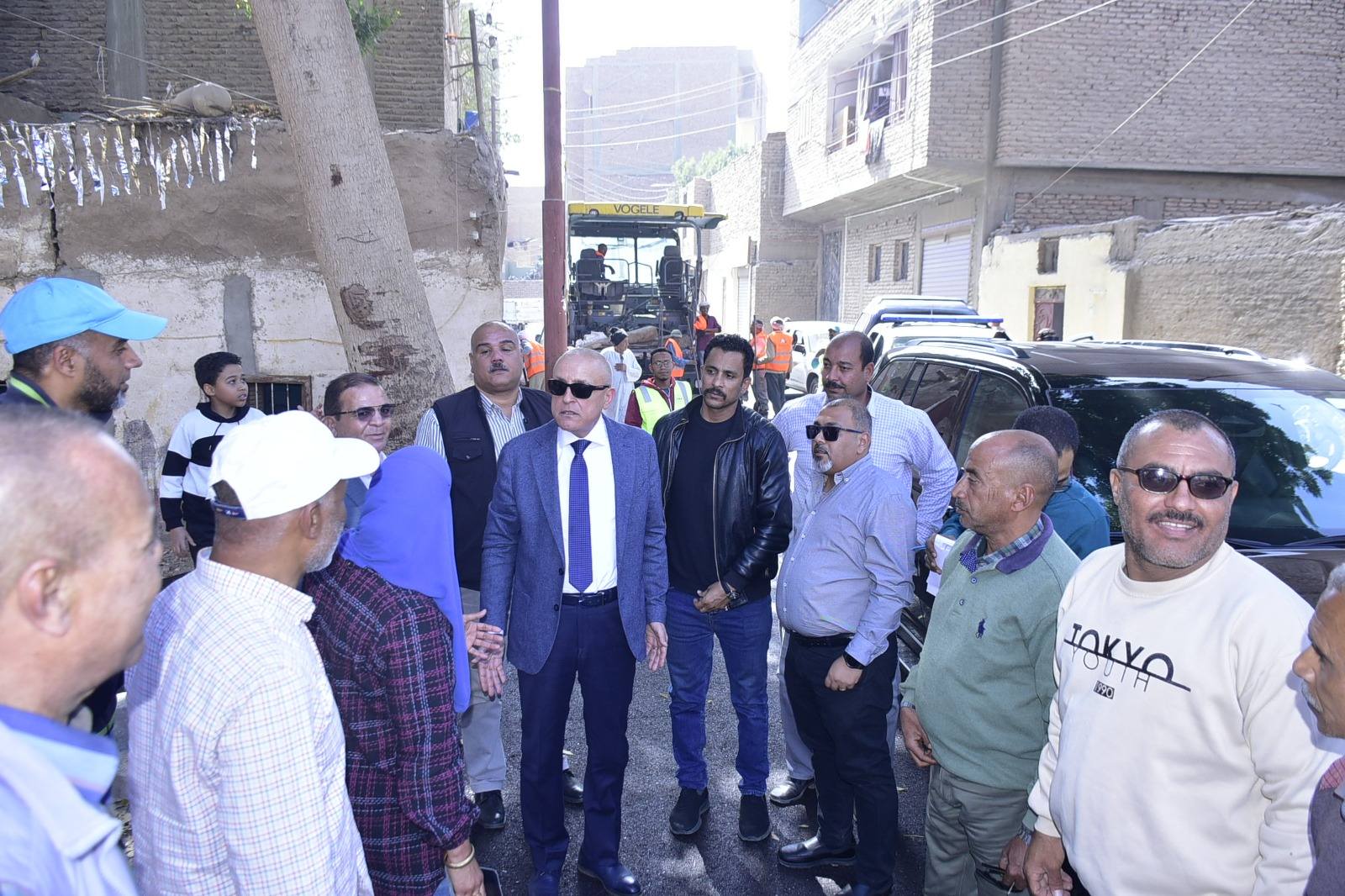 الجولة شملت متابعة أعمال الرصف الجارية بشارع الشهيد بأرمنت الحيط