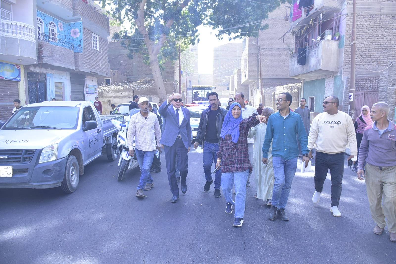 محافظ الأقصر يتفقد أعمال الرصف بمدينة أرمنت