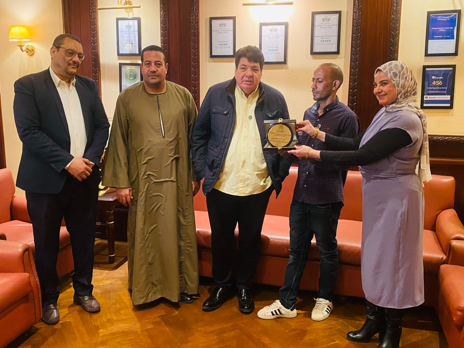 السياحة ولجنة تسويق السياحة الثقافية بالأقصر تكرمان شاب مراكبي أقصرى