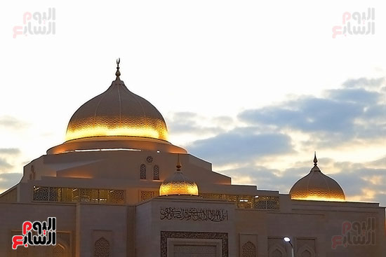 نور المسجد يملأ القلوب قبل العيون