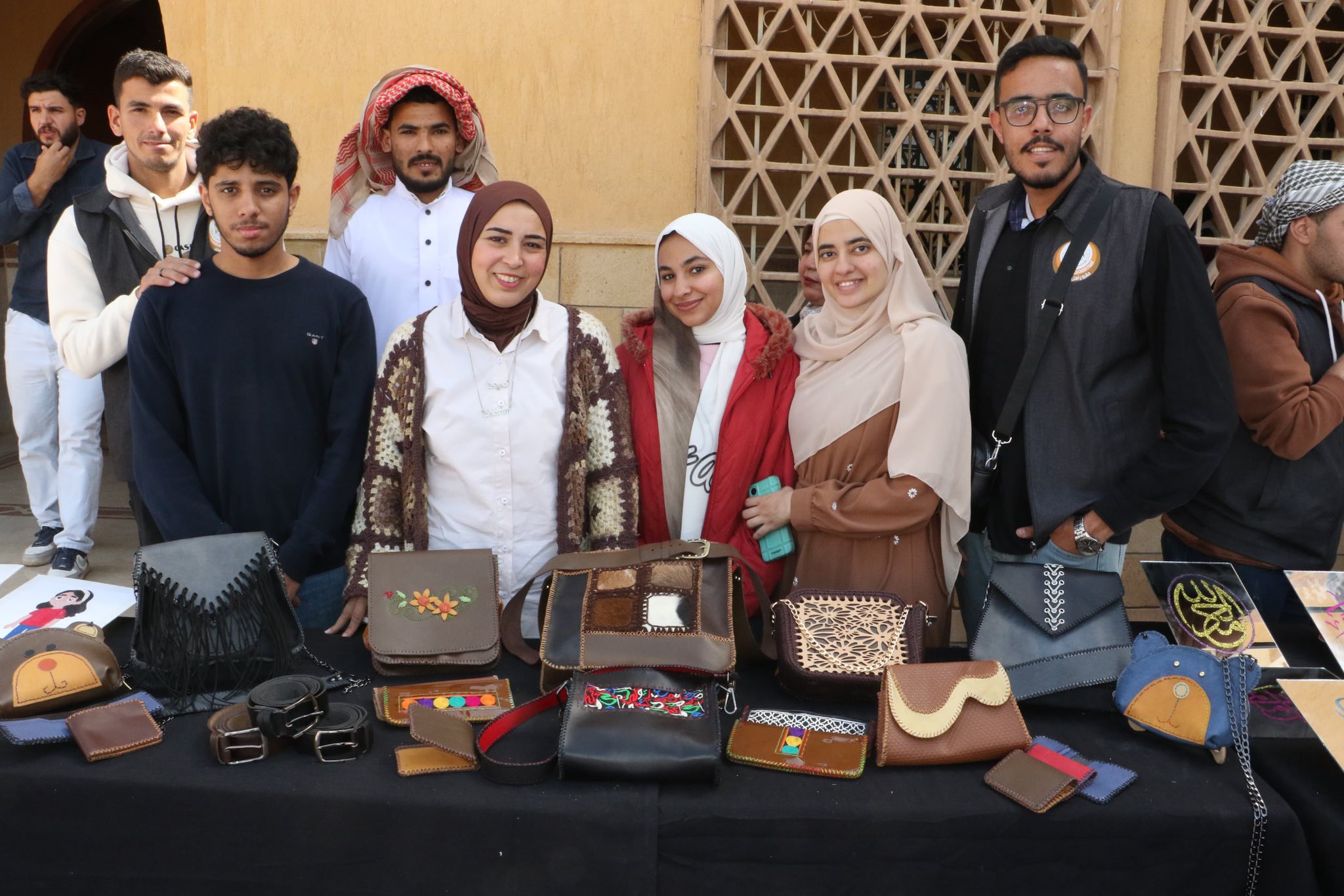 إبداعات نتاج 13 ورشة فنية وحرفية تنوعت بين المشغولات اليدوية والفنون التشكيلية