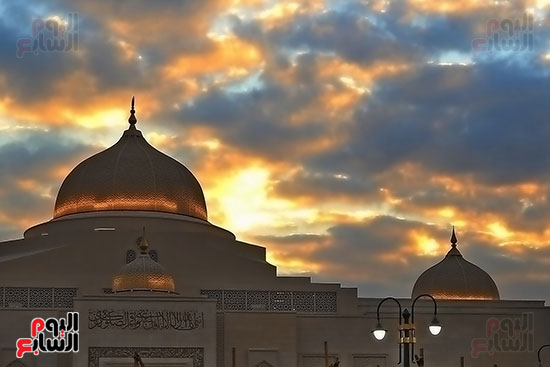 منظر المسجد عند الغروب لوحة من نور