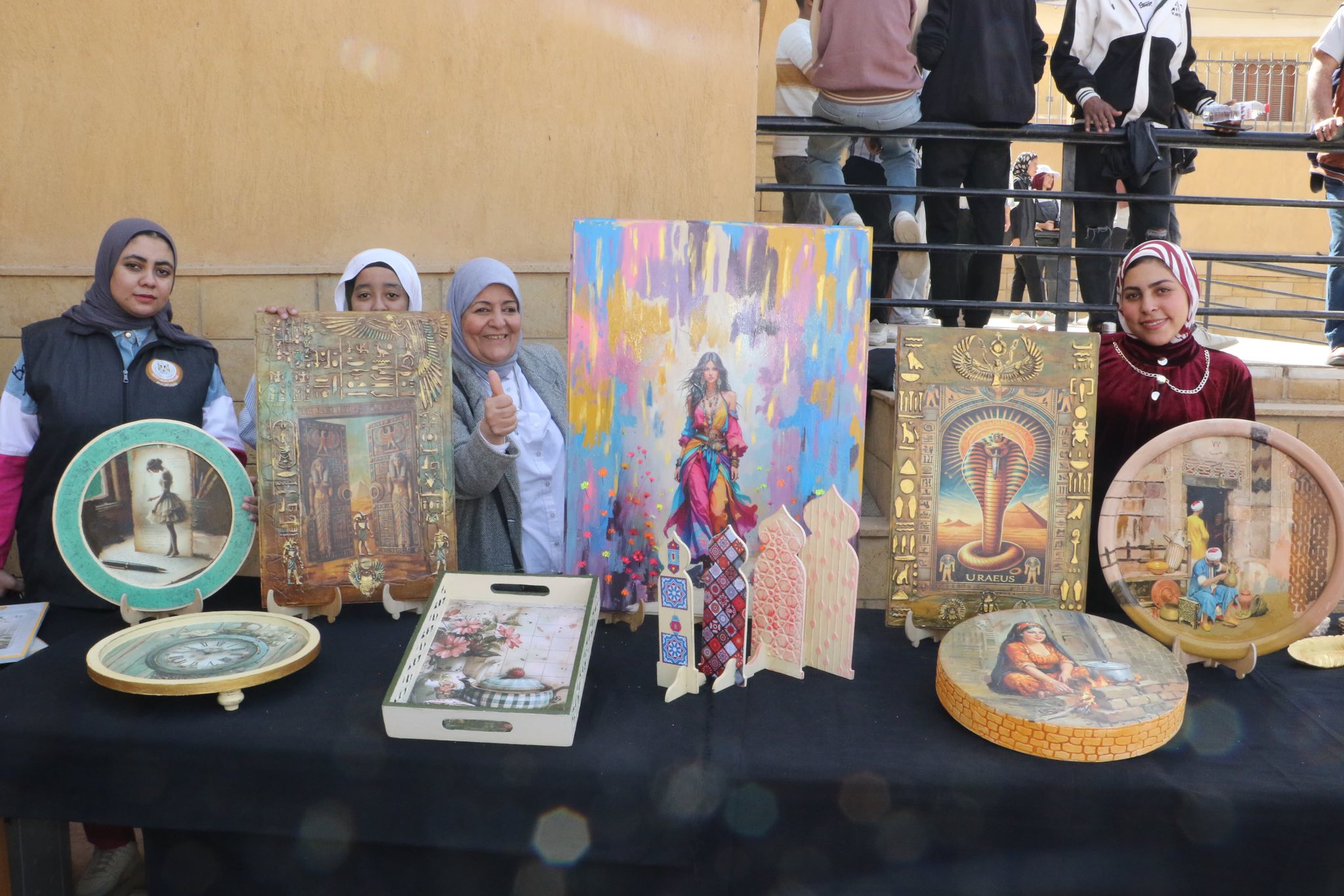 نتاج 13 ورشة فنية وحرفية تنوعت بين المشغولات اليدوية والفنون التشكيلية