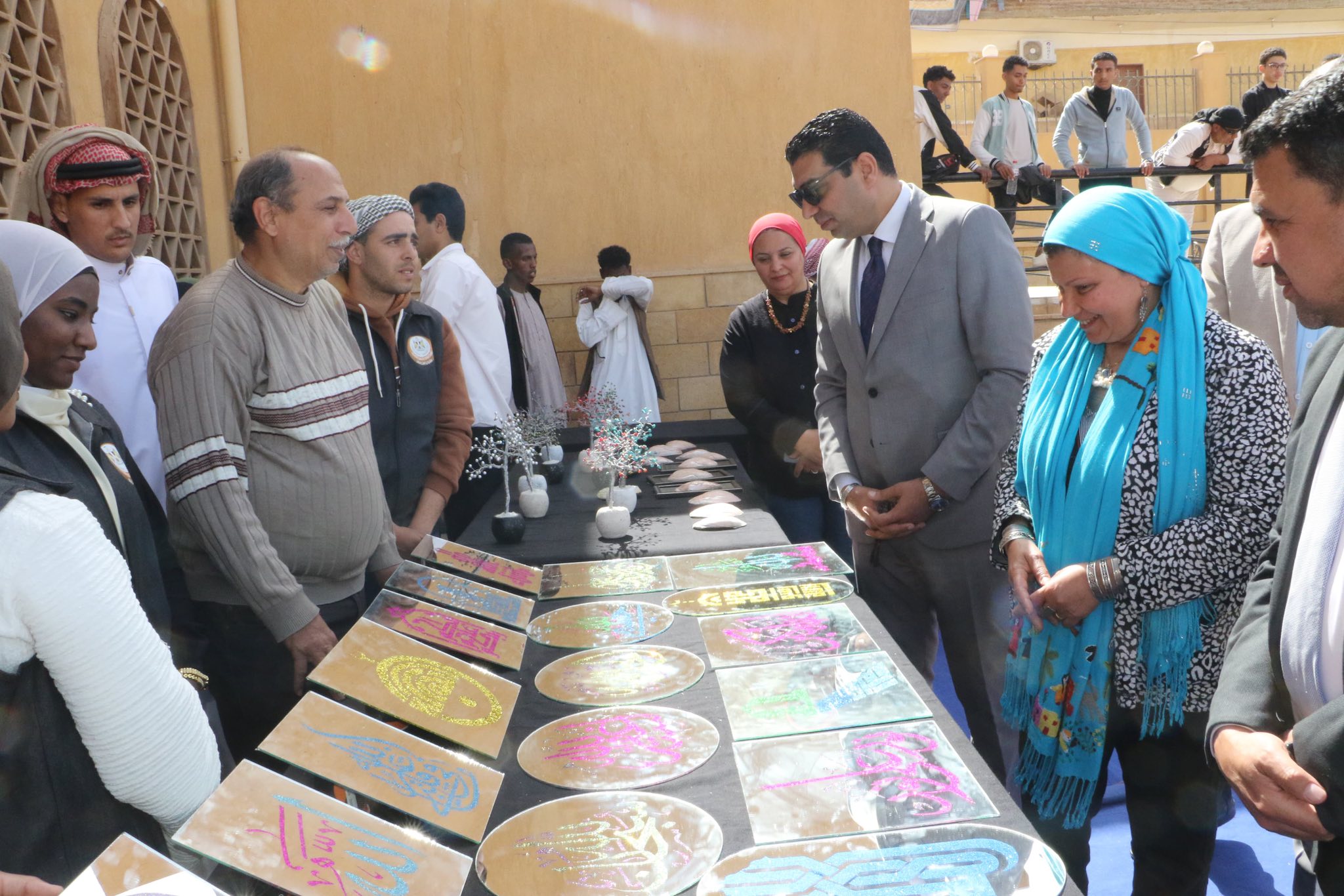جولة نائب المحافظ على إبداعات شباب ملتقى أهل مصر بالأقصر