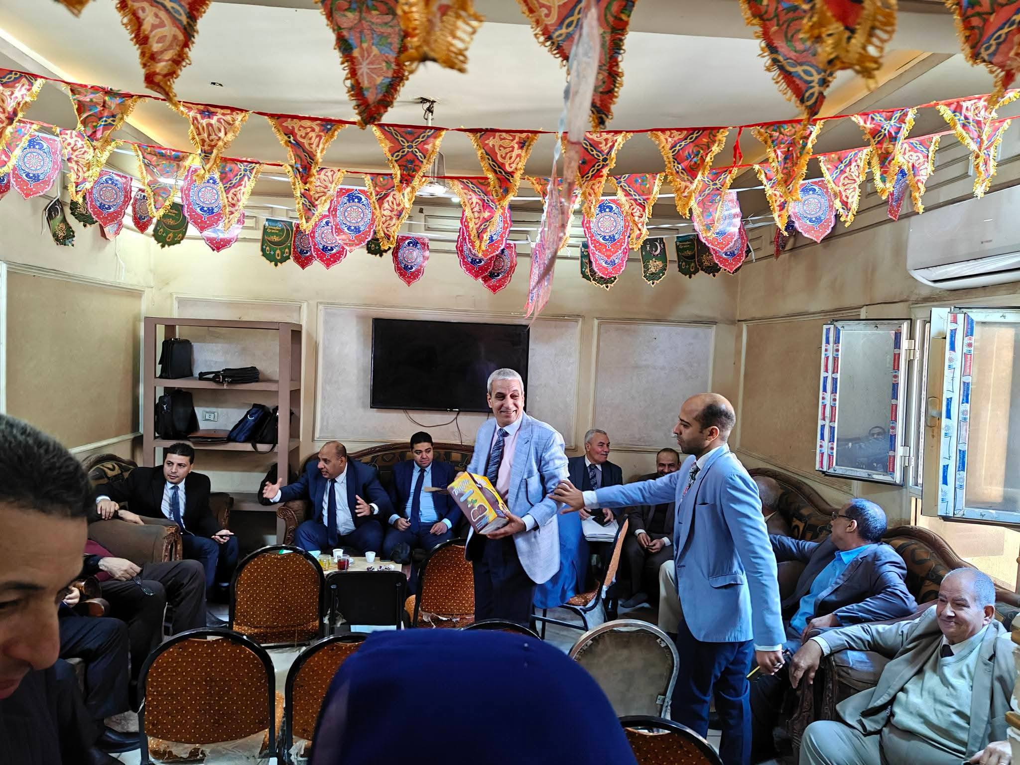 المحامى يقوم بتوزيع  الحلوى