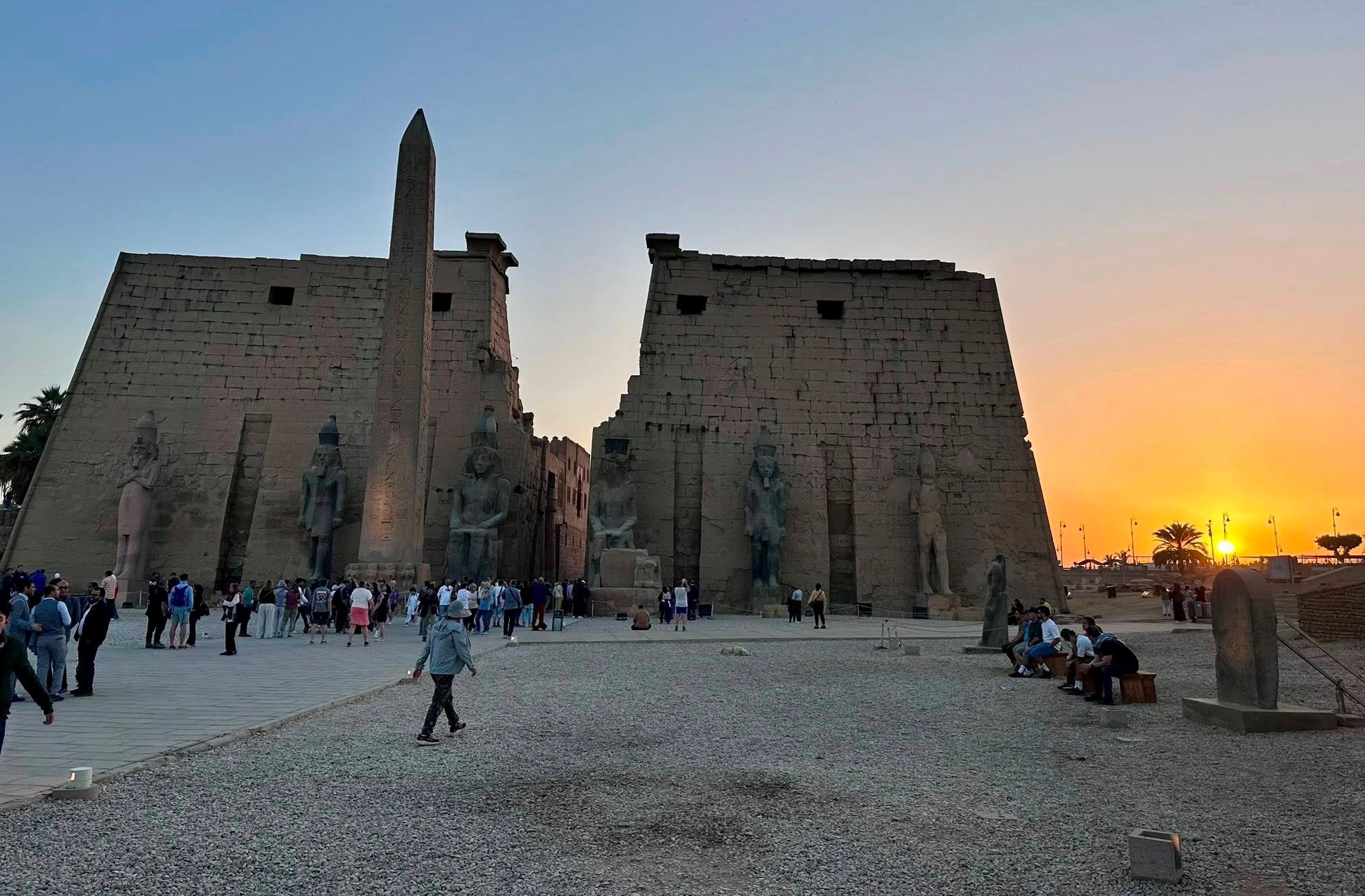 أجواء المتعة الشتوية بين معابد ومقابر الأقصر