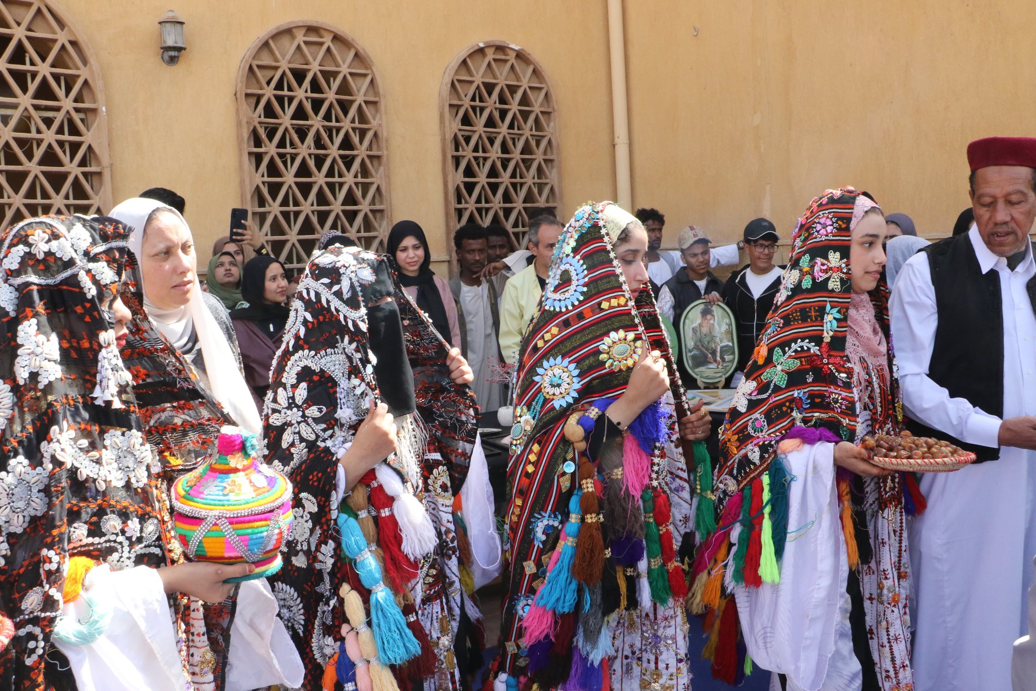 فتيات بالزي البدوى المميز في ختام مشروع أهل مصر بالأقصر