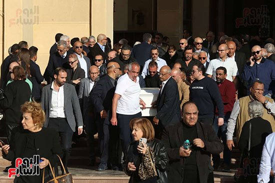 لحظة خروج الجثمان من المسجد لحظة خروج الجثمان من المسجد