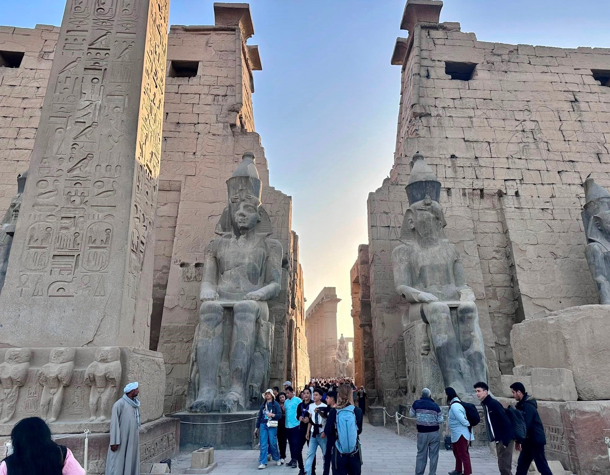 السياحي يعيشون أجواء المتعة الشتوية بين معابد ومقابر الأقصر