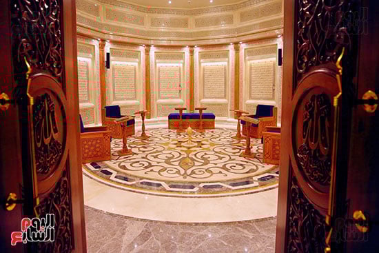 المسجد يضيء الطريق قبل أن تدخل داخله