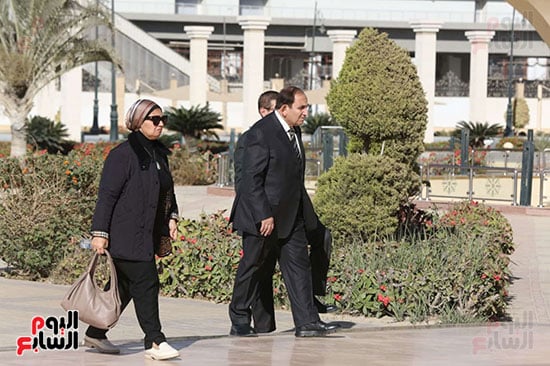الفريق سيد مشغل ونجلته الدكتورة مروة مشعل خلال الجنازة الفريق سيد مشغل ونجلته الدكتورة مروة مشعل خلال الجنازة