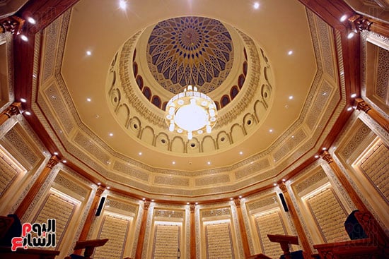 الآيات على الحائط وكأنها تغني بصمت للروح