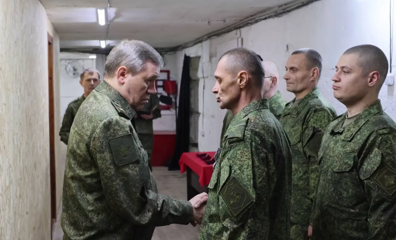 رئيس الأركان الروسي فاليري غيراسيموف خلال تفقّد القوات في أوكرانيا