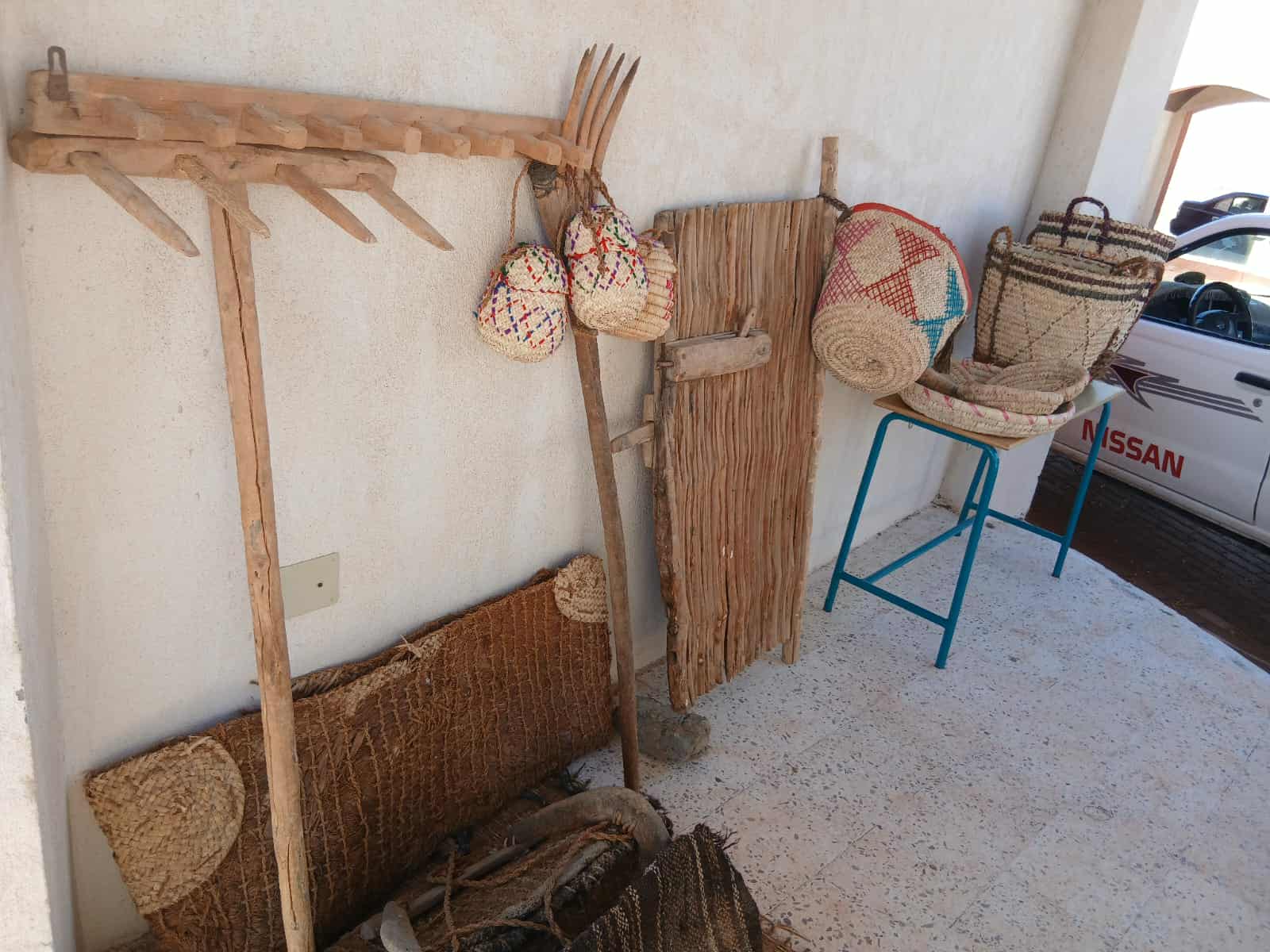 تحويل المخلفات والتراب إلى أيقونات فنية وديكورات إبداعية بالوادى الجديد (16)