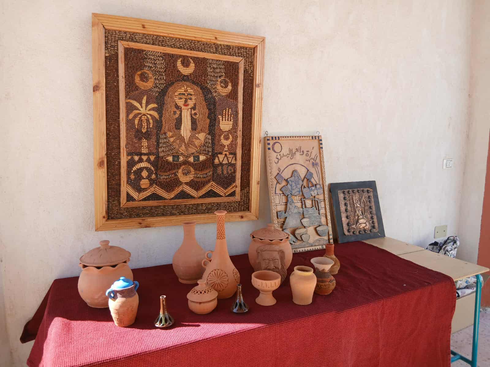 تحويل المخلفات والتراب إلى أيقونات فنية وديكورات إبداعية بالوادى الجديد (17)