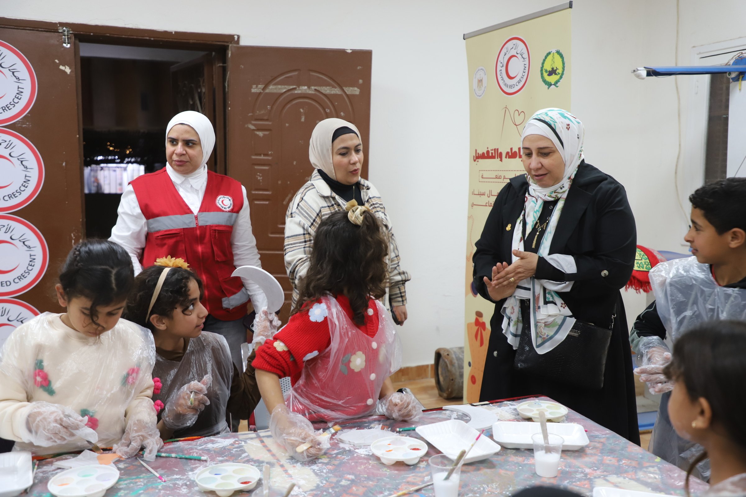 كبار وصغار يشاركون في الورشة