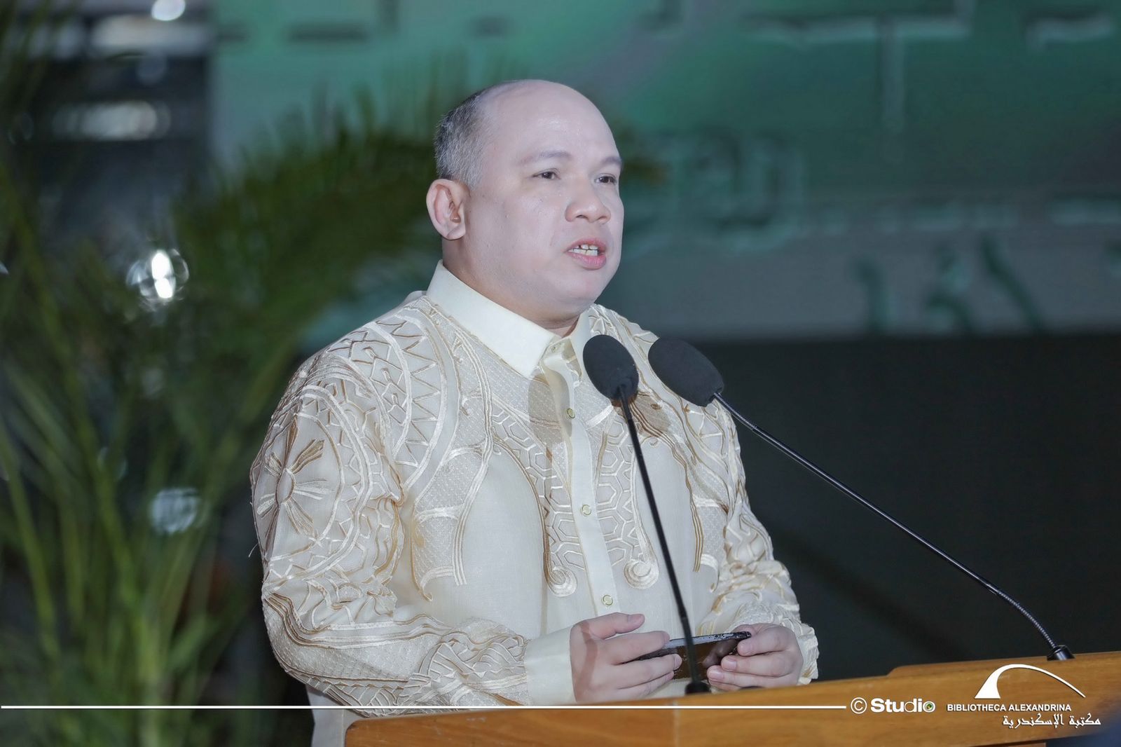 جلين باناغواس الفائز بجائزة مكتبة الإسكندرية العالمية من الفلبين (2)