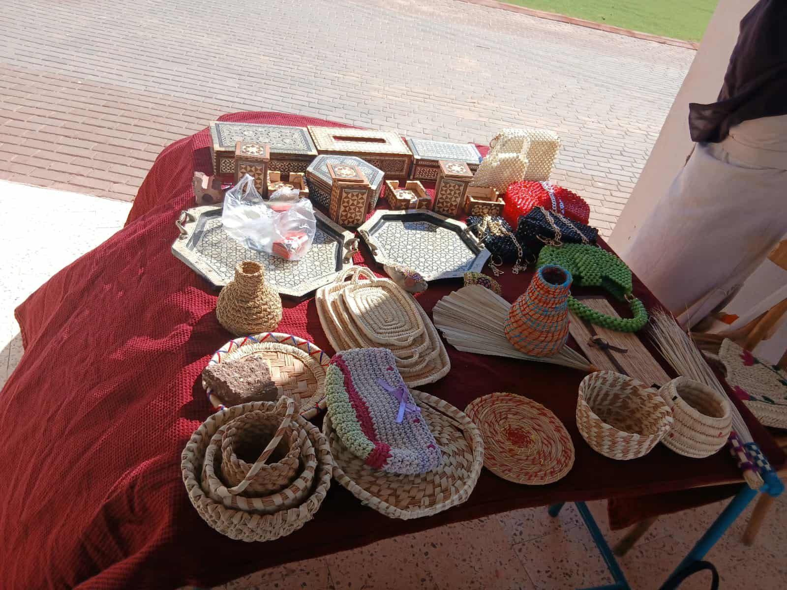 تحويل المخلفات والتراب إلى أيقونات فنية وديكورات إبداعية بالوادى الجديد (11)