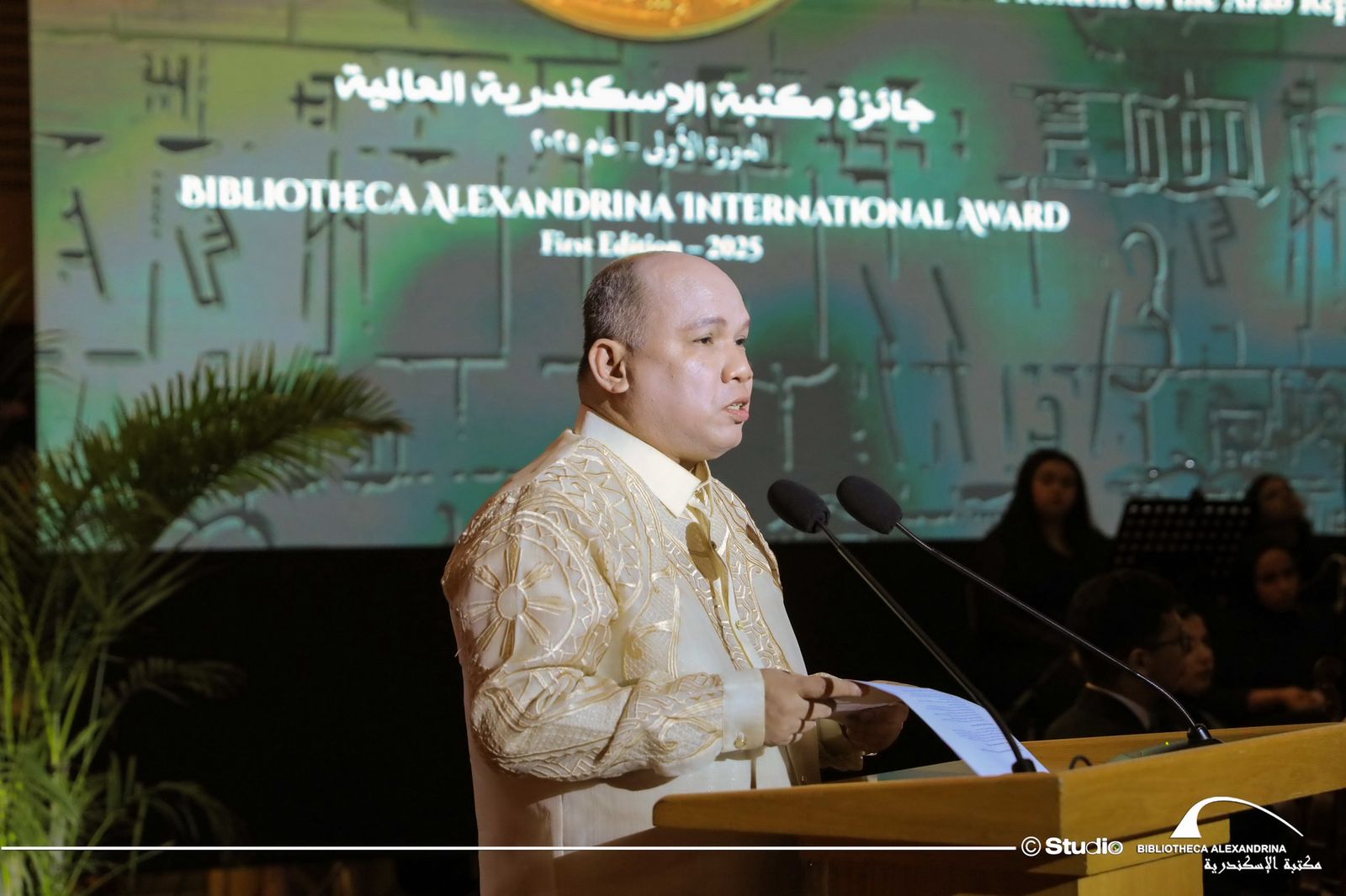 جلين باناغواس الفائز بجائزة مكتبة الإسكندرية العالمية من الفلبين (1)