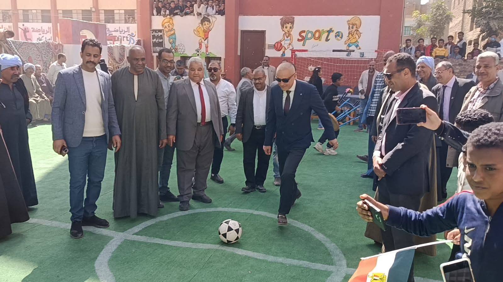 محافظ الأقصر يلعب كرة قدم بإفتتاح مجمع ملاعب مدرسة العضايمة بإسنا