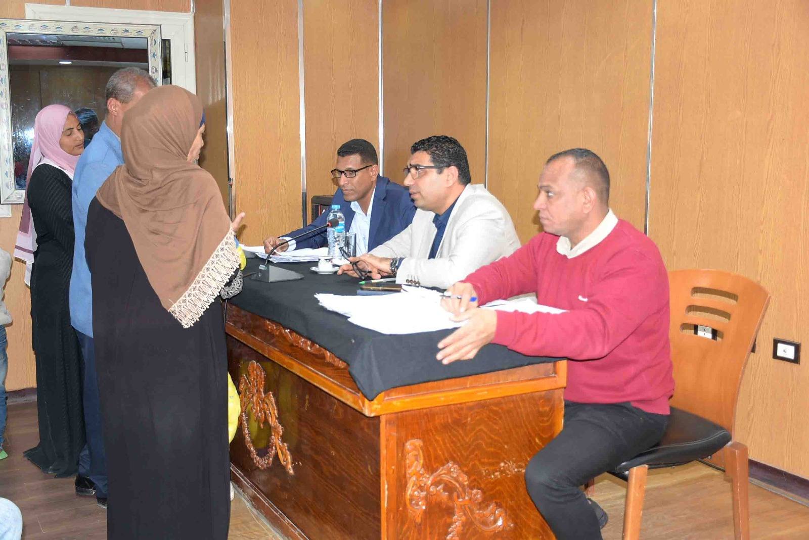 نائب محافظ الأقصر يبحث شكاوى وطلبات المواطنين خلال لقاء اليوم المفتوح