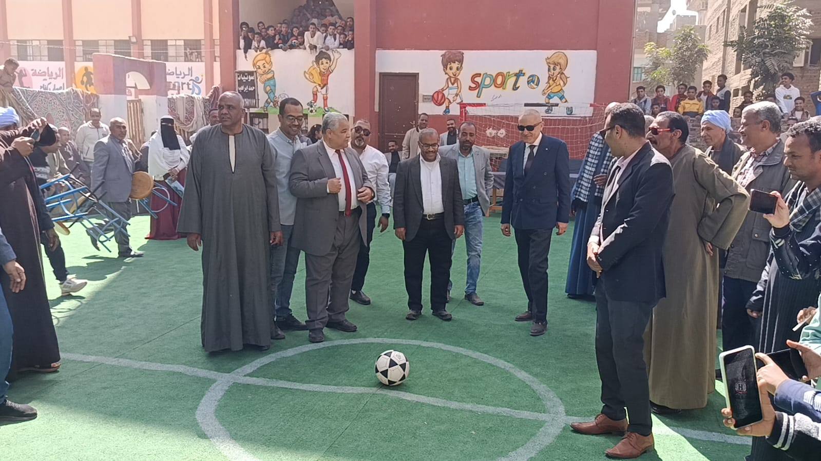 المحافظ يركل كرة قدم بإفتتاح مجمع ملاعب مدرسة العضايمة للتعليم الأساسي