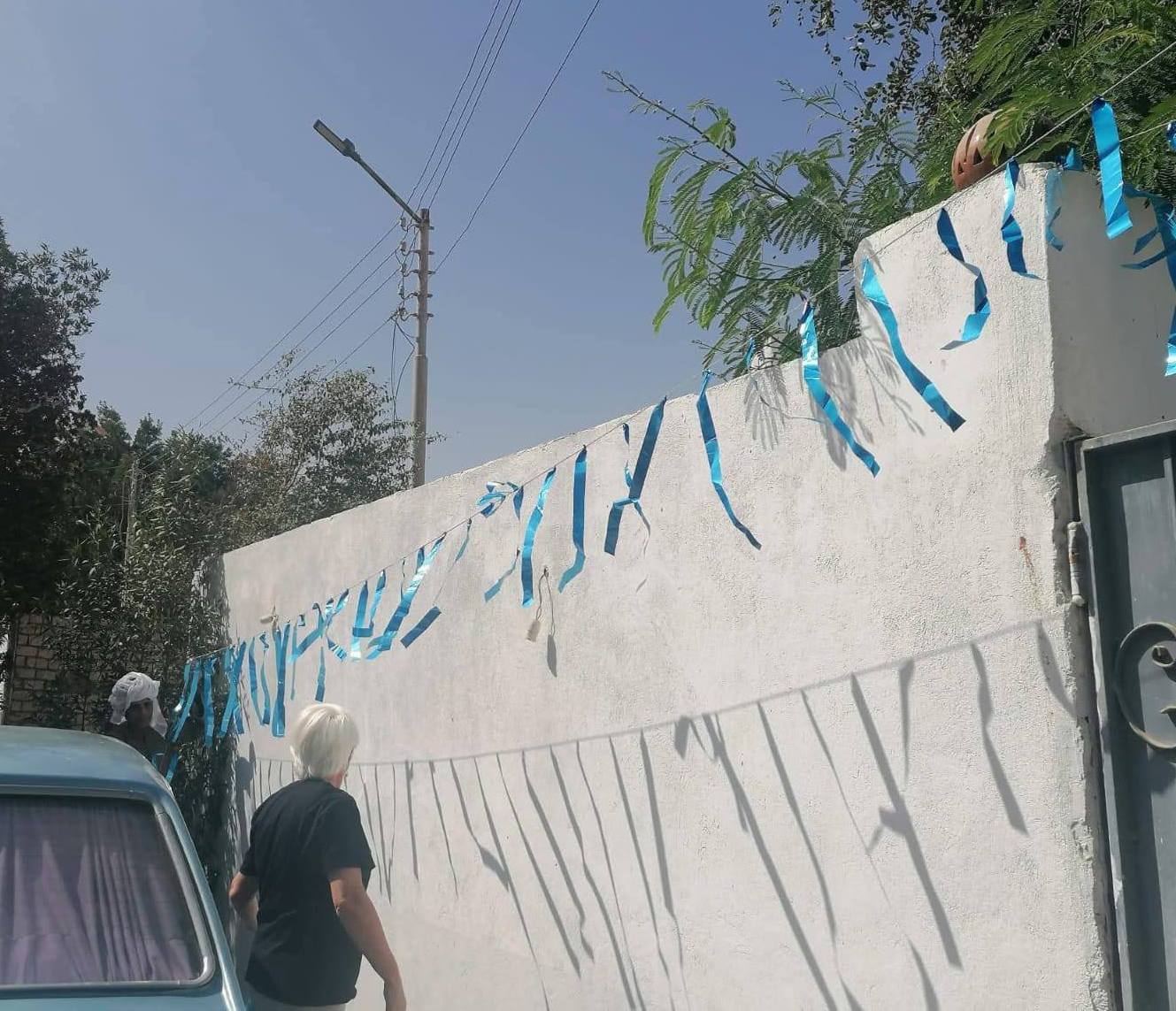 السائحة البلجيكية خلال تركيب زينة رمضان بمنزلها